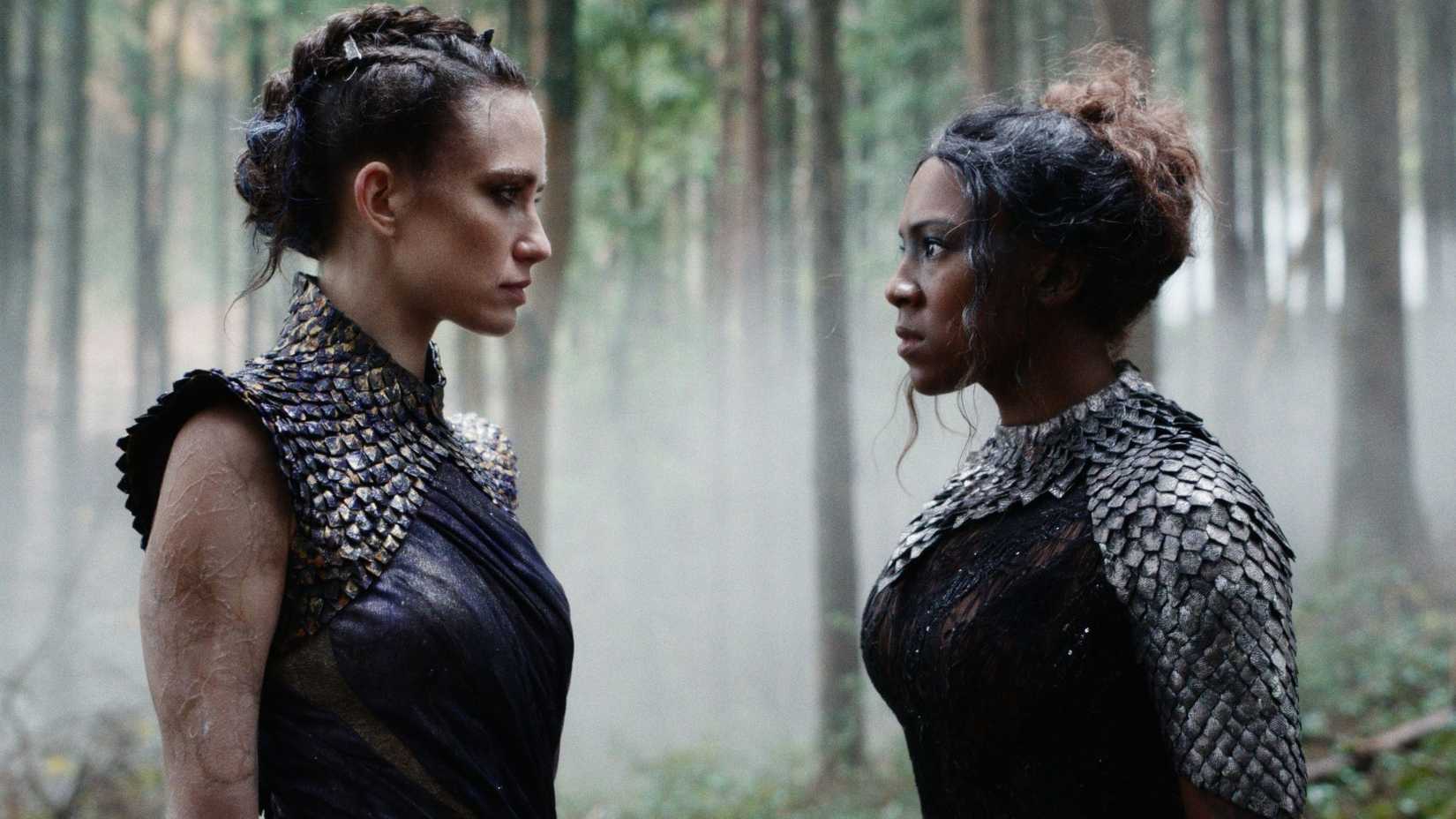 Ruta Gedmintas und Jade Anouka in seinen dunklen Materialien