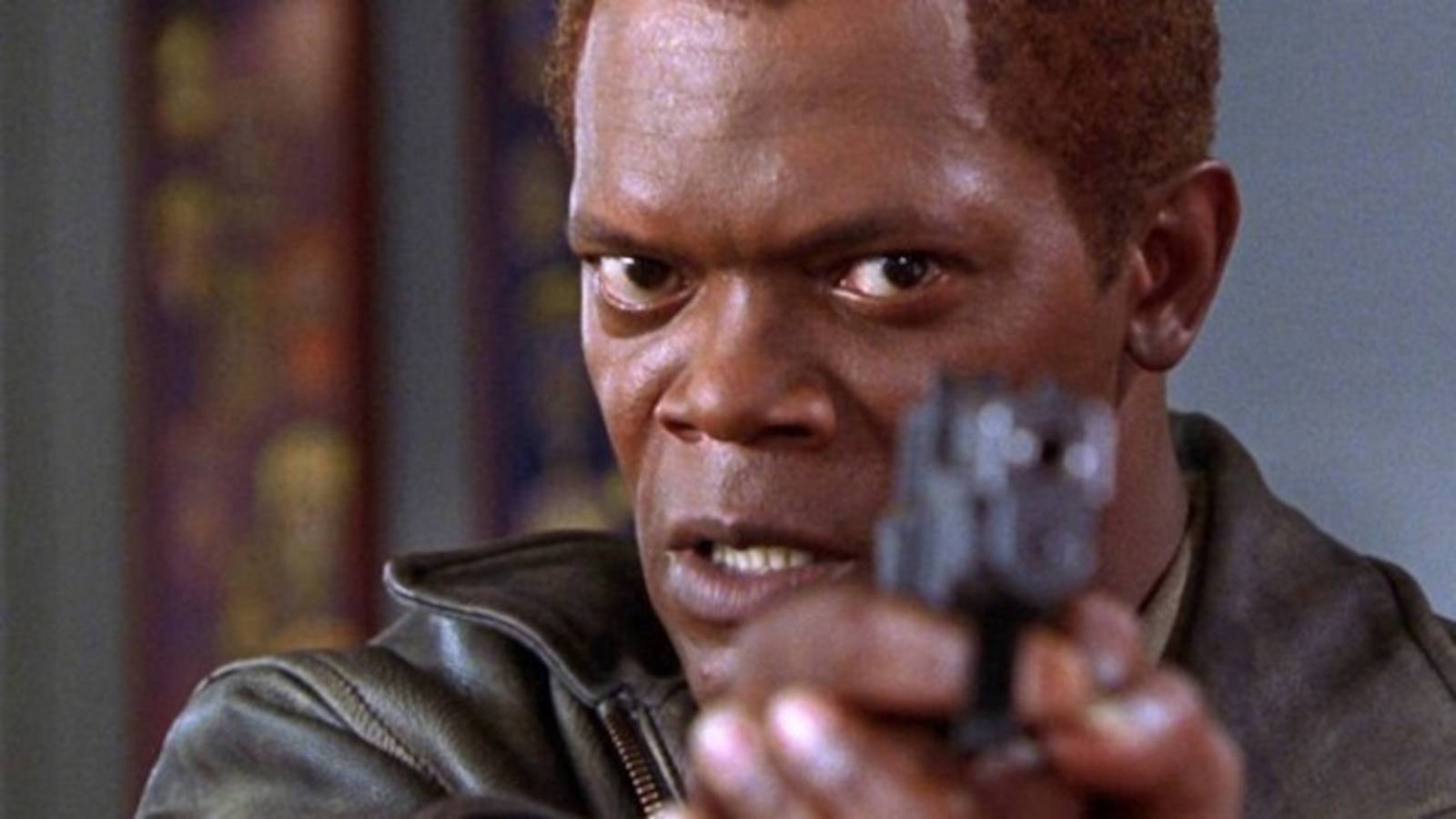 Sam Jackson menodongkan pistol ke arah kamera dalam film The Negotiator.