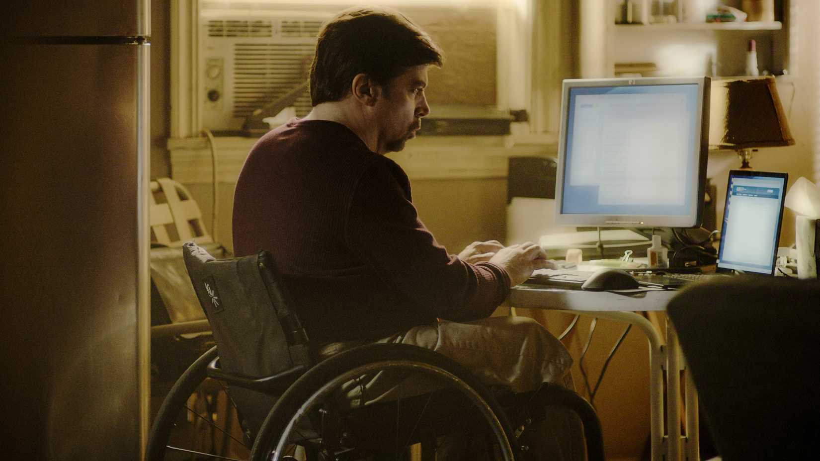 Sam Scales arbeitet in Staffel 4 von The Lincoln Lawyer am Computer