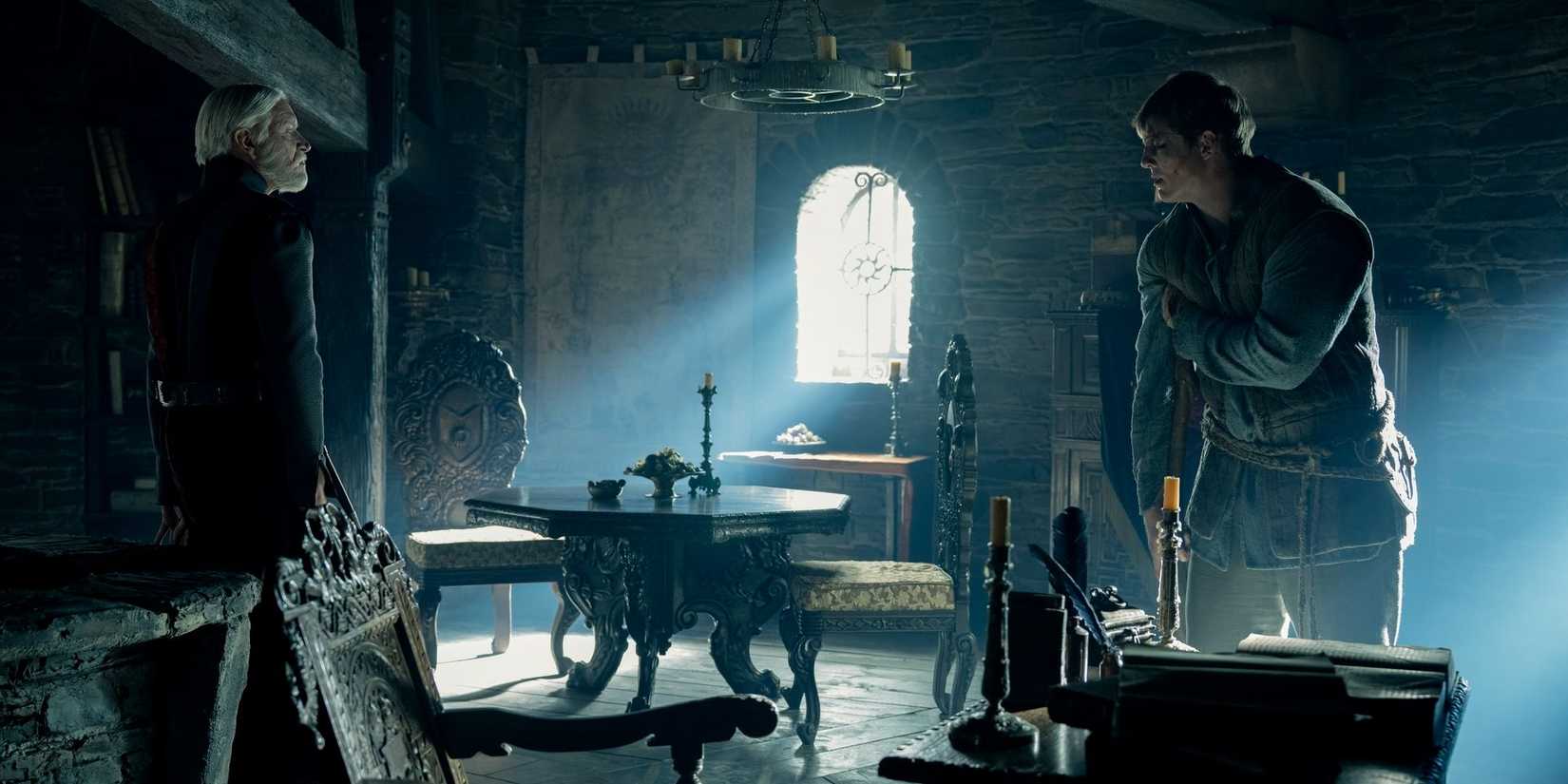 Maekar (Sam Spruell) e Dunk (Peter Claffey) conversando em A Knight of the Seven Kingdoms.