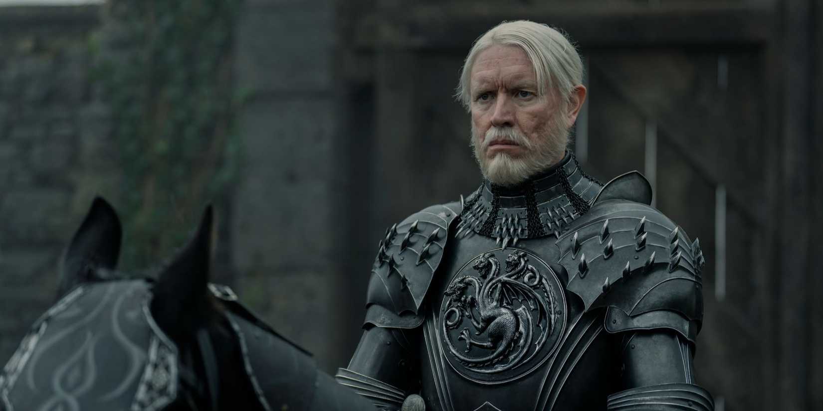 Maekar (Sam Spruell) com expressão zangada em seu cavalo em A Knight of the Seven Kingdoms.