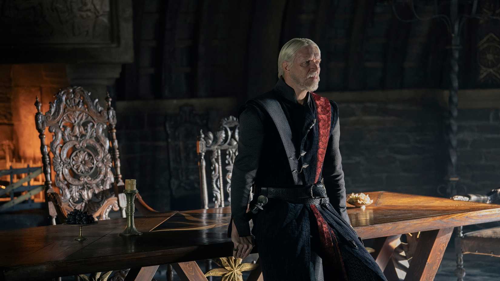 Maekar encostado em uma mesa em A Knight of the Seven Kingdoms