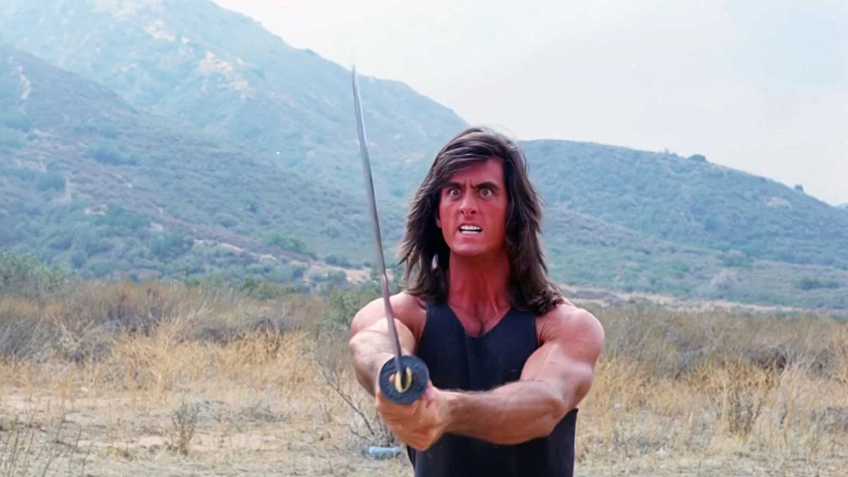 O personagem principal segura uma espada em Samurai Cop