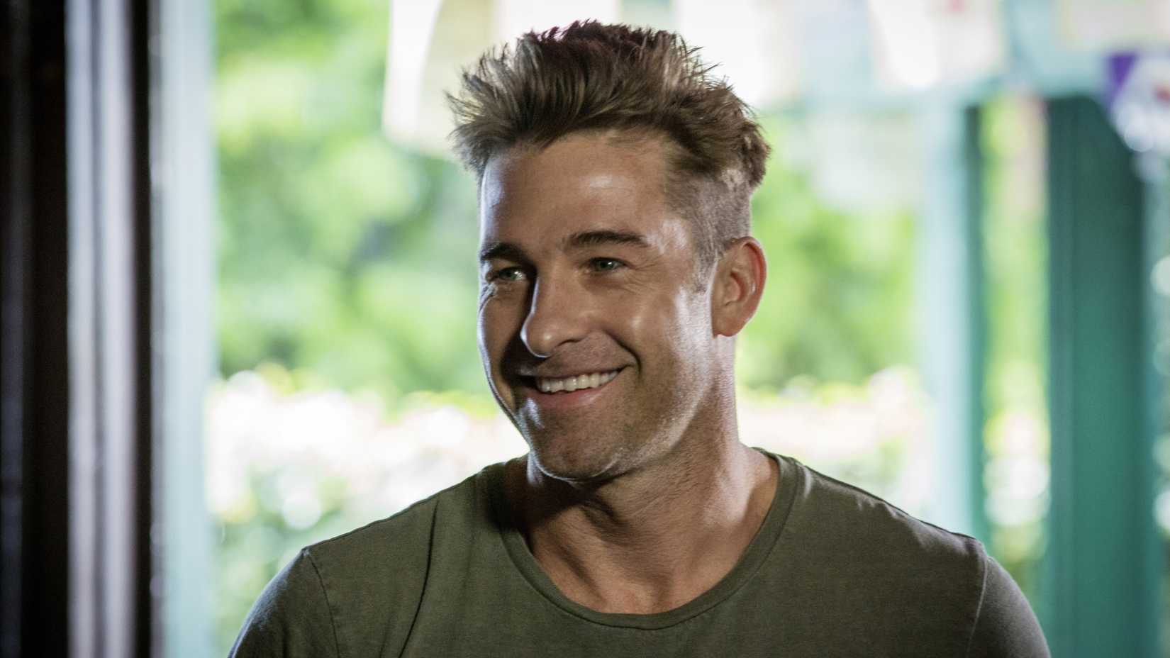 scott speedman smiling in animal kingdom