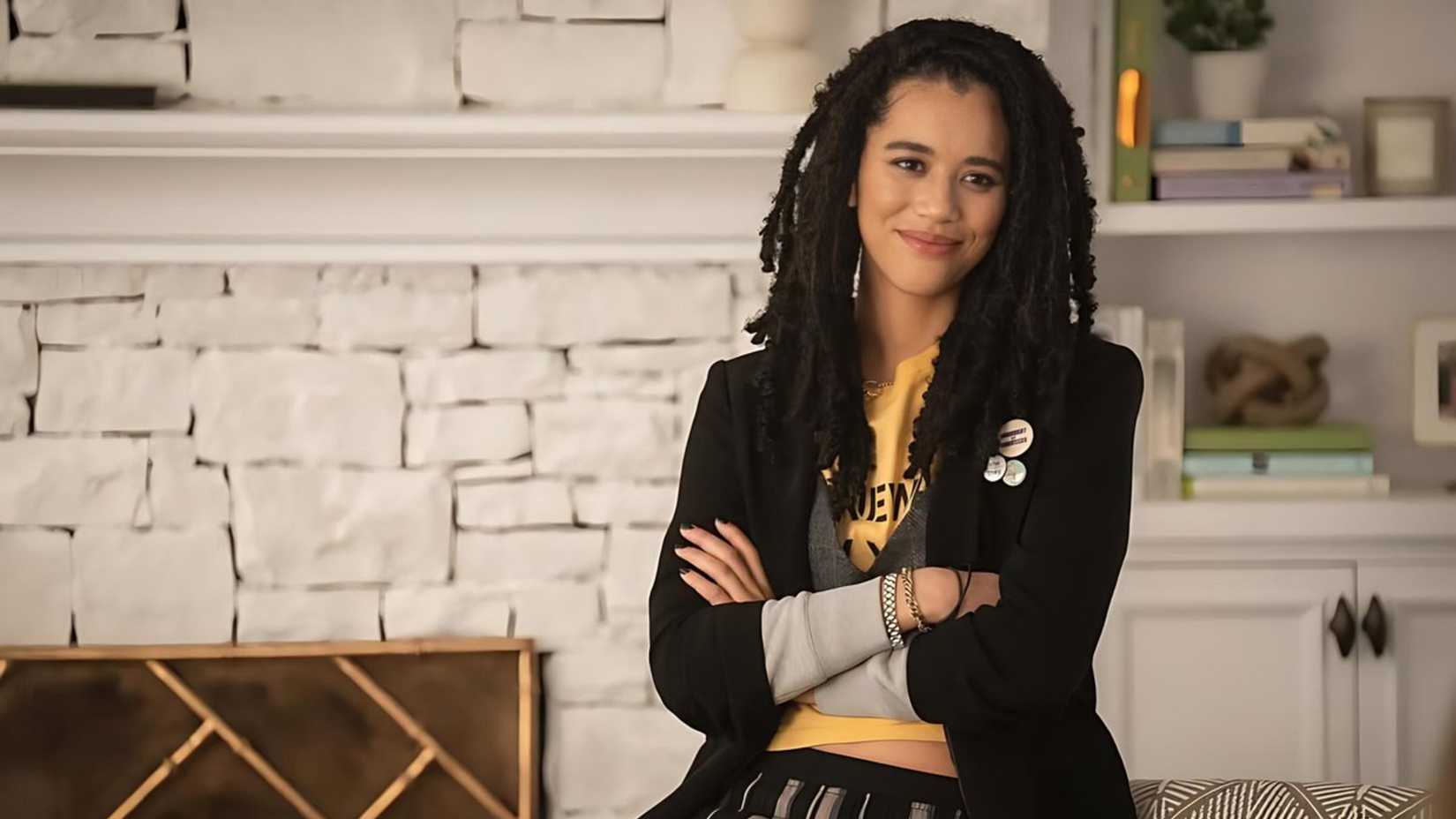 Mindy smiles while crossing her arms in Scream 7