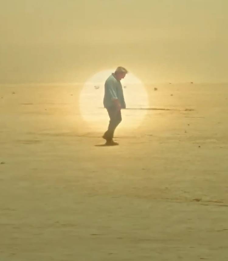 Luis caminhando pelo deserto em Sirat