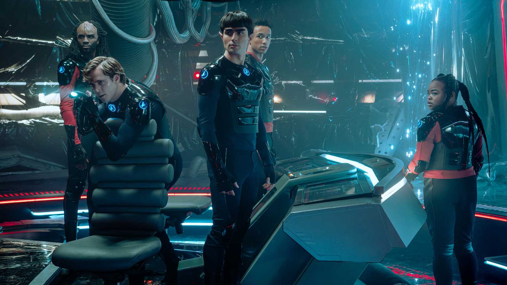 Cadetes da Starfleet Academy na ponte da USS Miyazaki