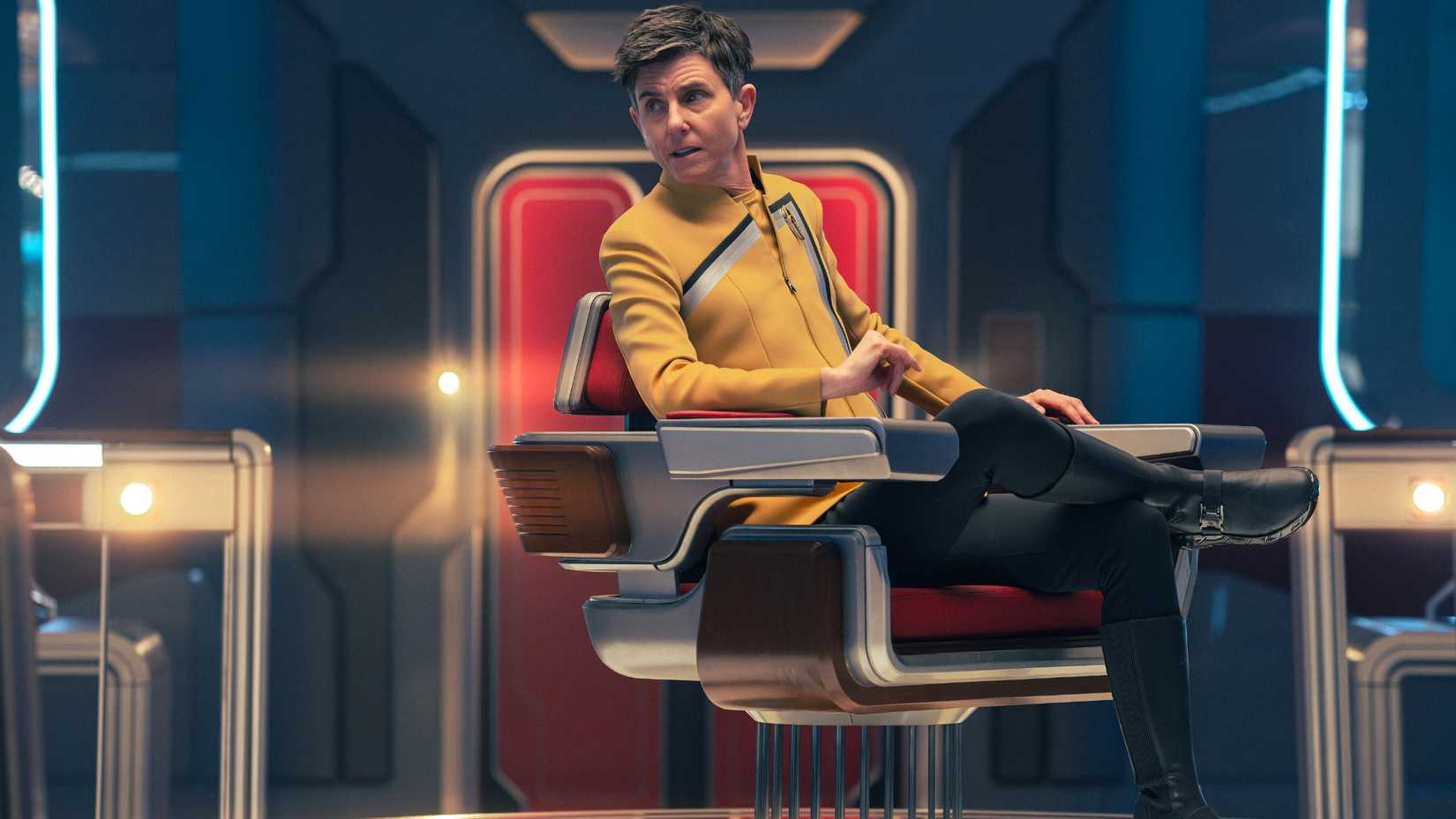 Comandante Jett Reno na cadeira do capitão em Star Trek: Starfleet Academy.