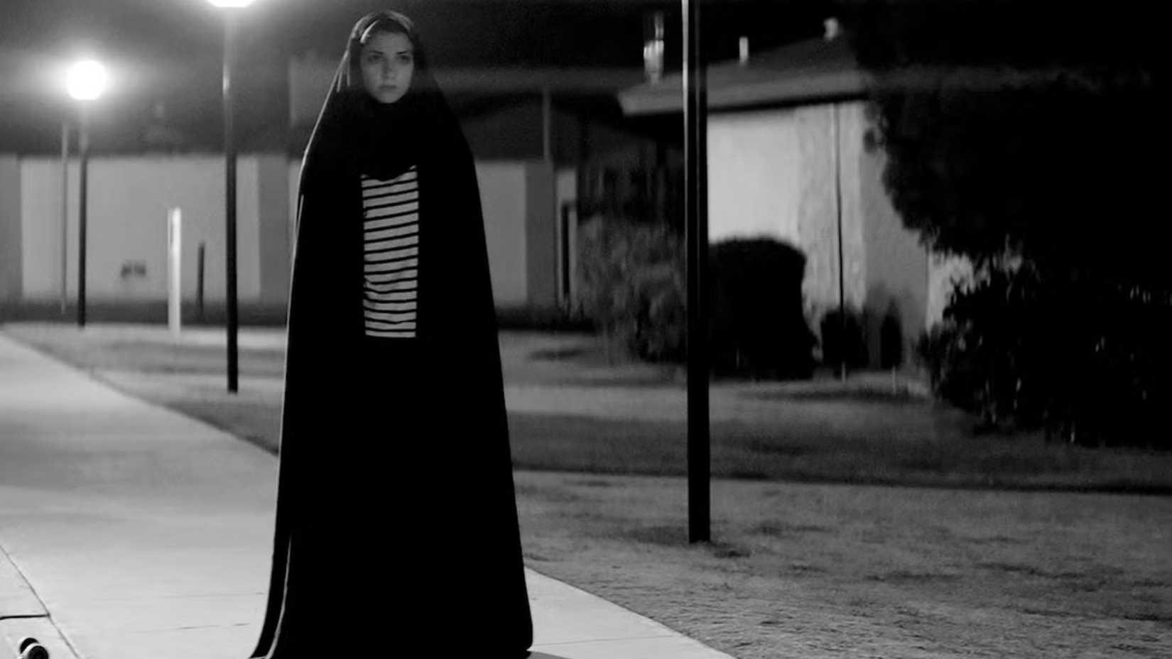 Sheila Vand als das Mädchen in „Ein Mädchen geht nachts allein nach Hause“.