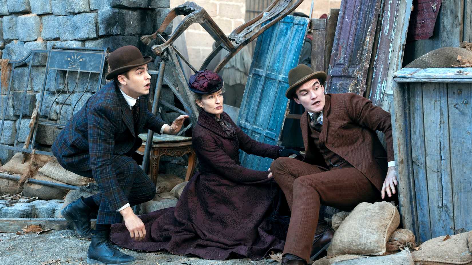 Sherlock e dois personagens escondidos em Young Sherlock