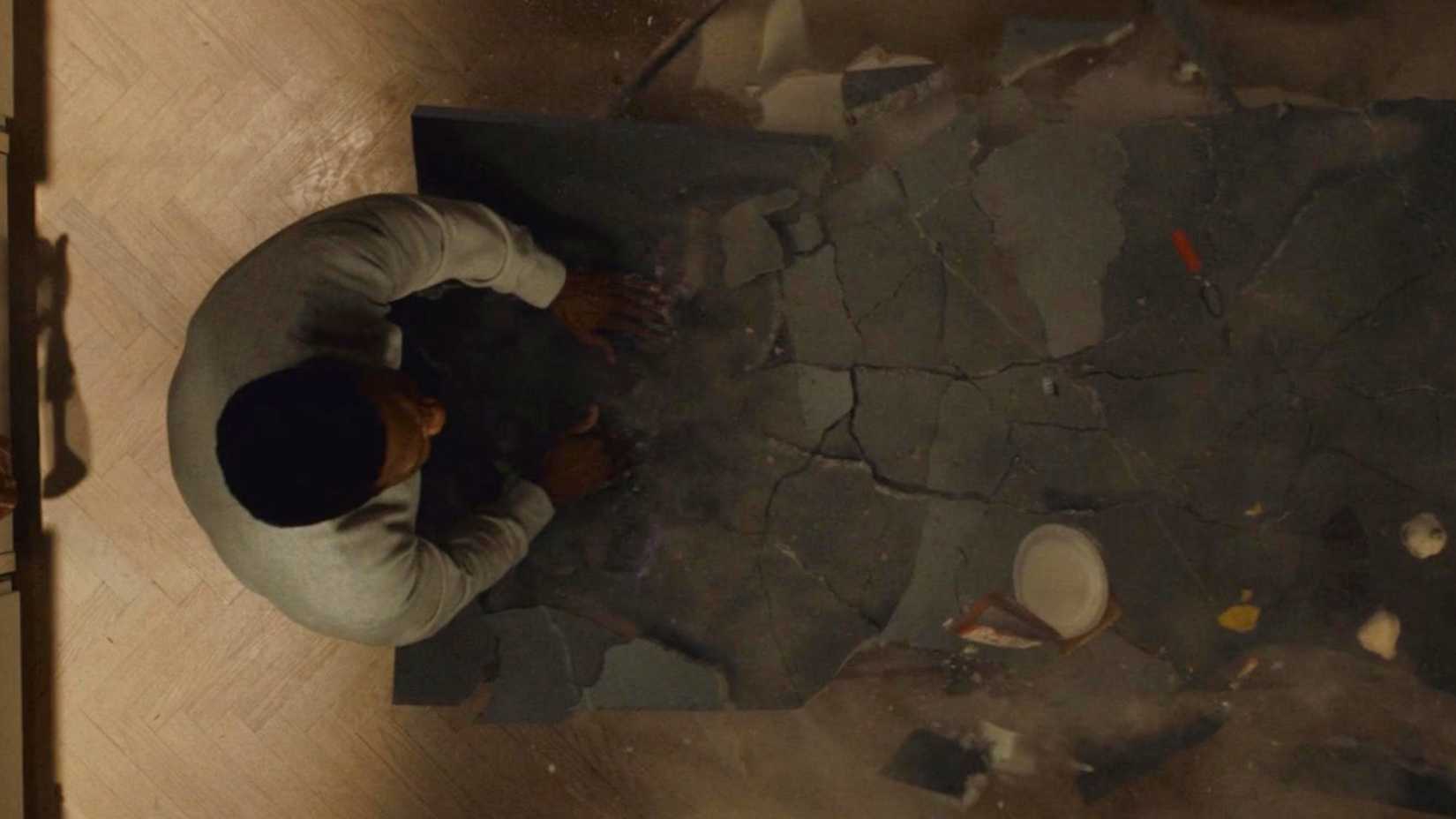 Simon Williams zerstört die Küche seiner Mutter