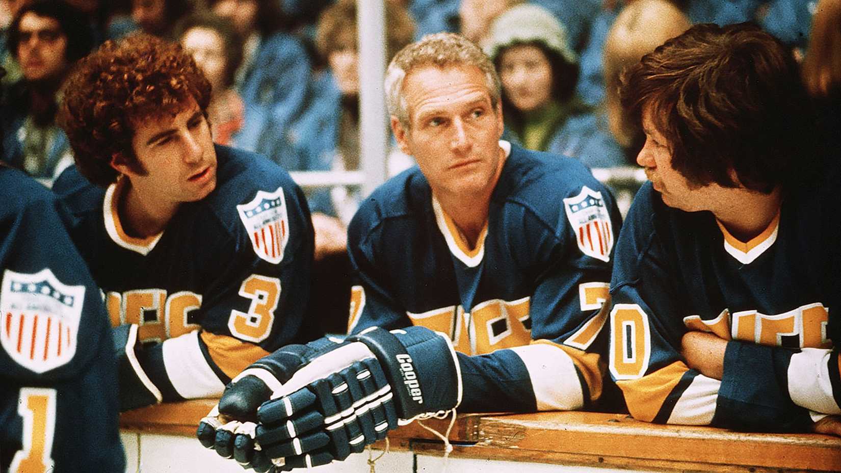Paul Newman spricht in Slap Shot mit seinen Teamkollegen