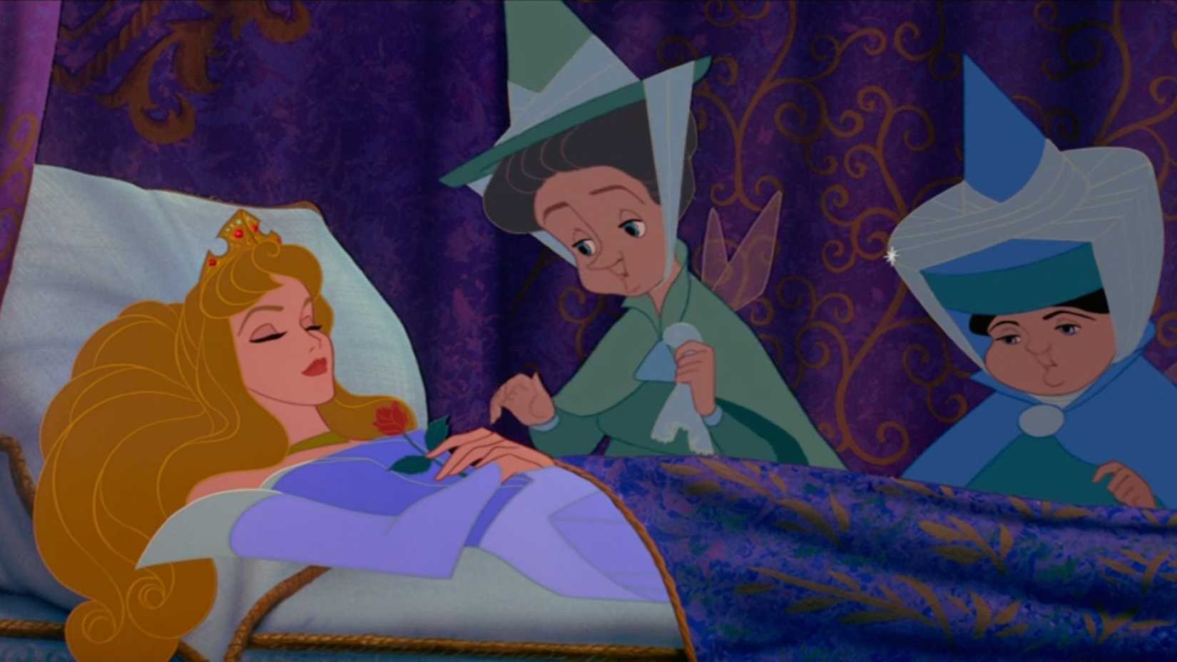 Aurora dorme enquanto as fadas madrinhas observam em A Bela Adormecida