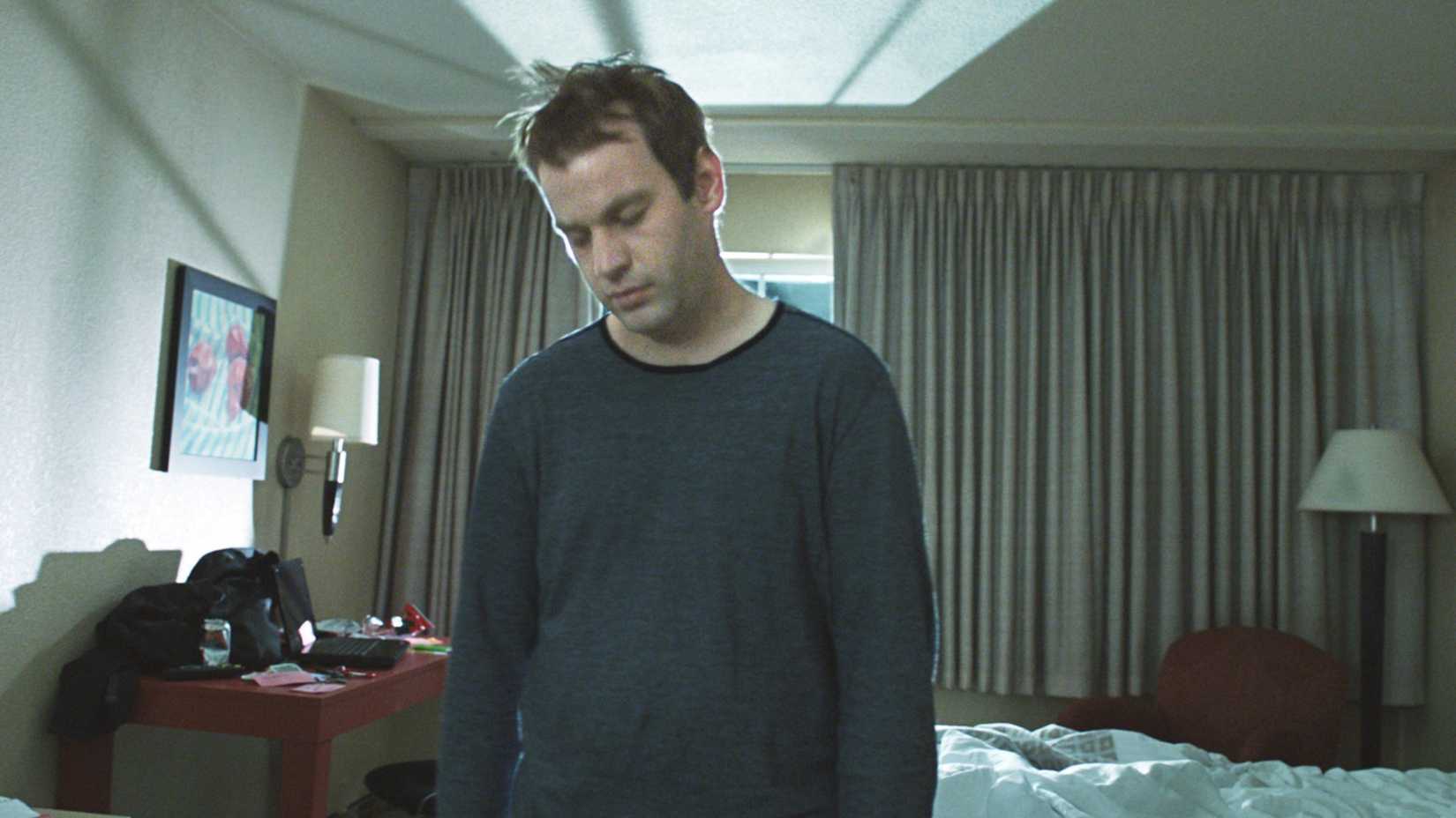 Mike Birbiglia em um quarto de hotel em Sleepwalk With Me