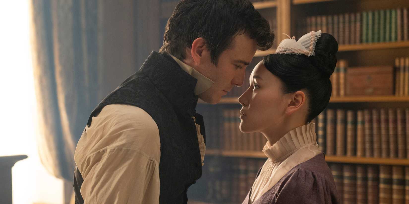 Benedict Bridgerton e Sophie Baek em uma cena de Bridgerton.
