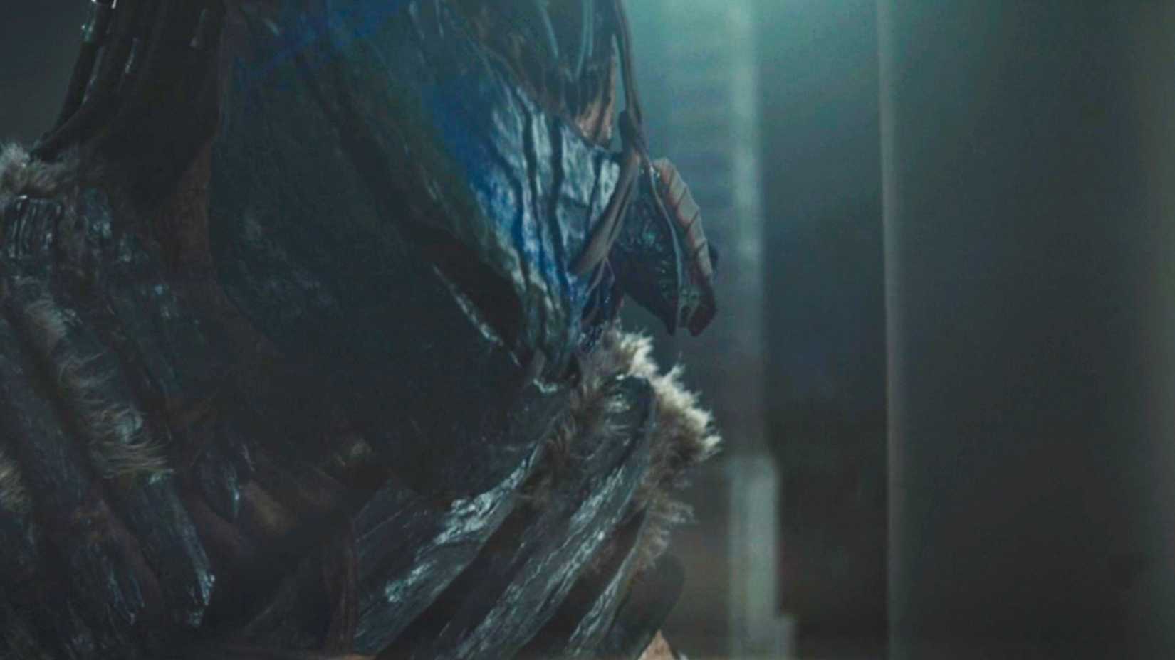 Spitter Eel no ombro de Dek em Predator: Badlands