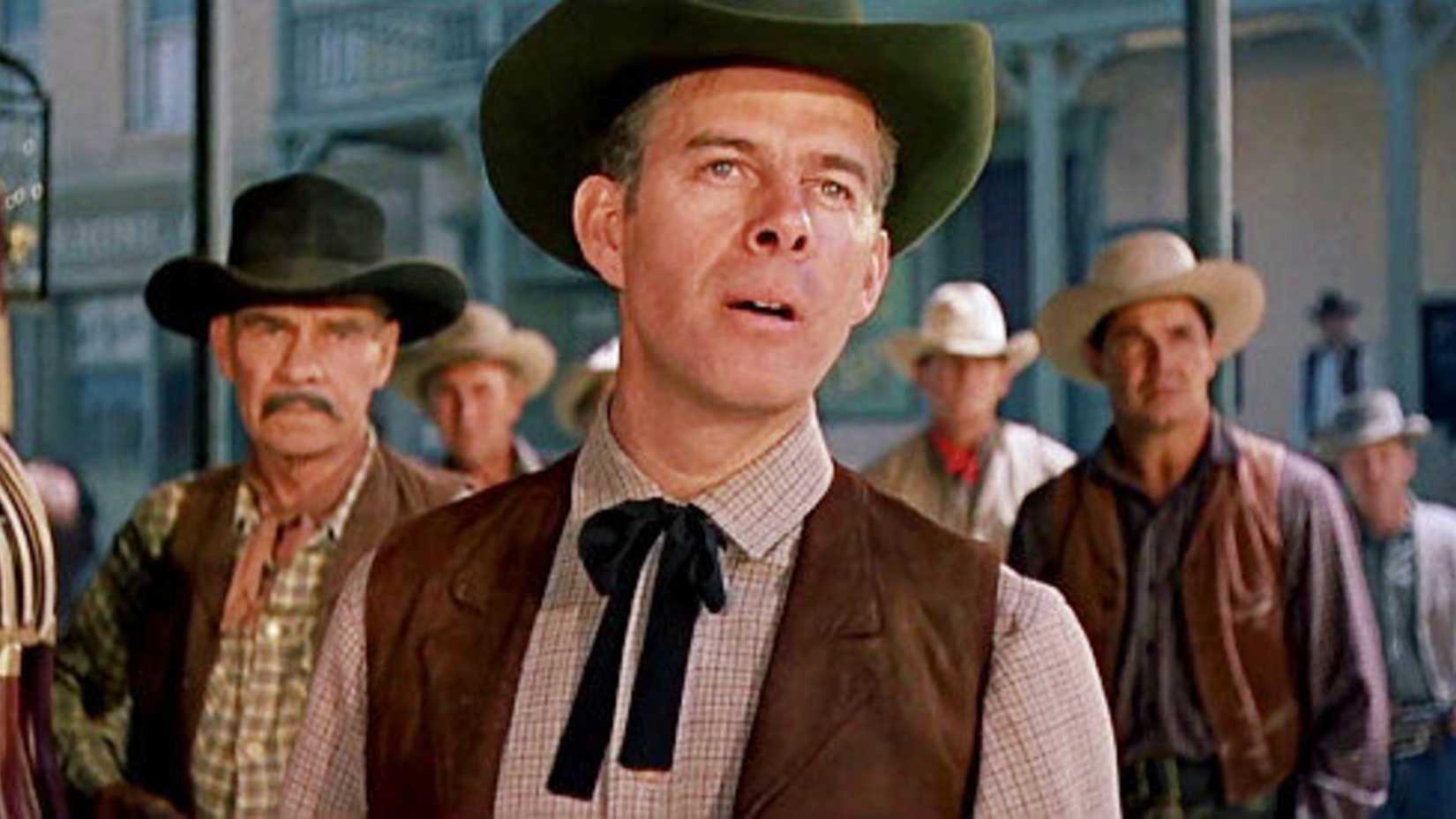 Harry Morgan schaut in Star in the Dust zu