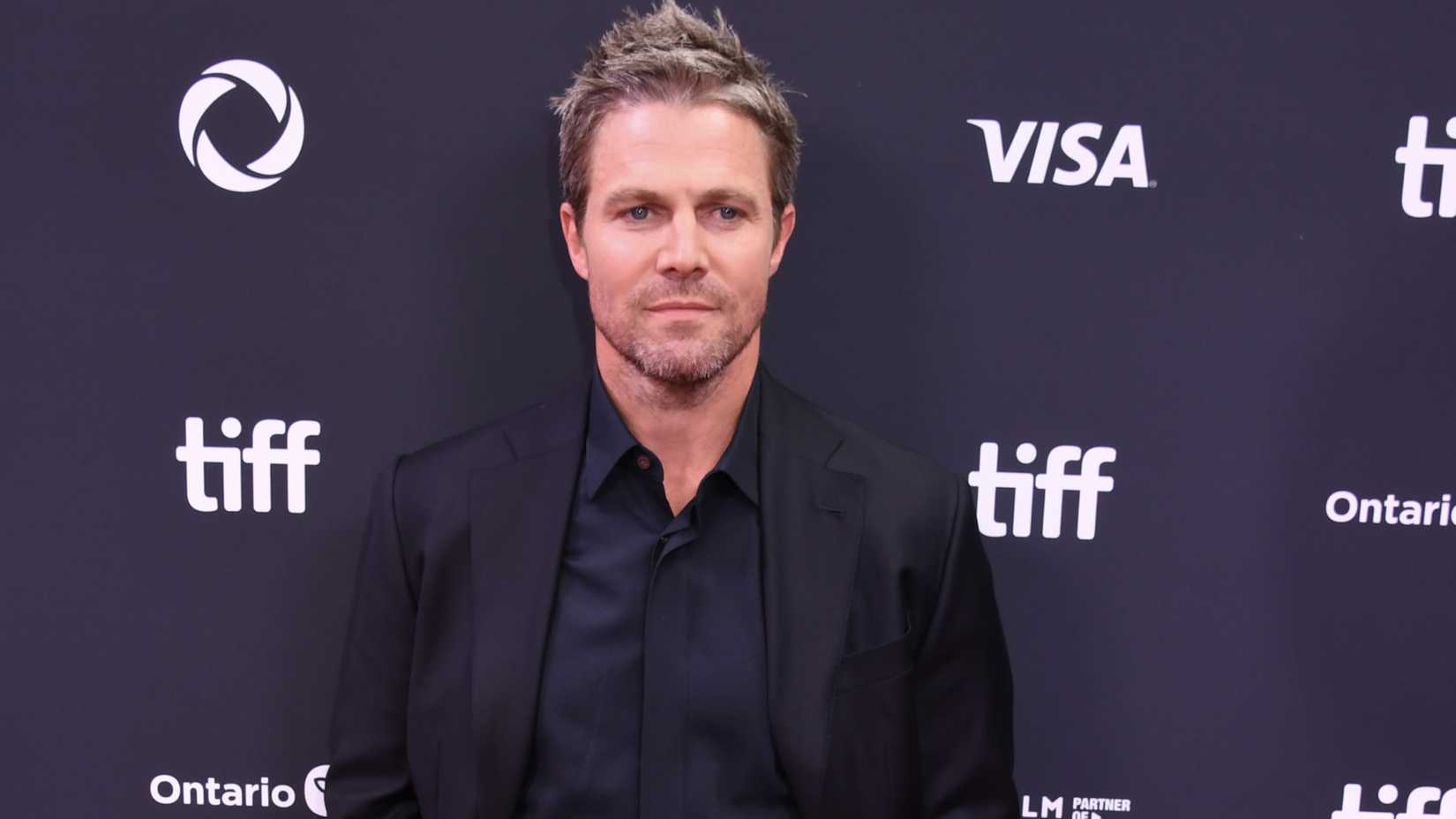 Stephen Amell posiert auf dem roten TIFF-Teppich