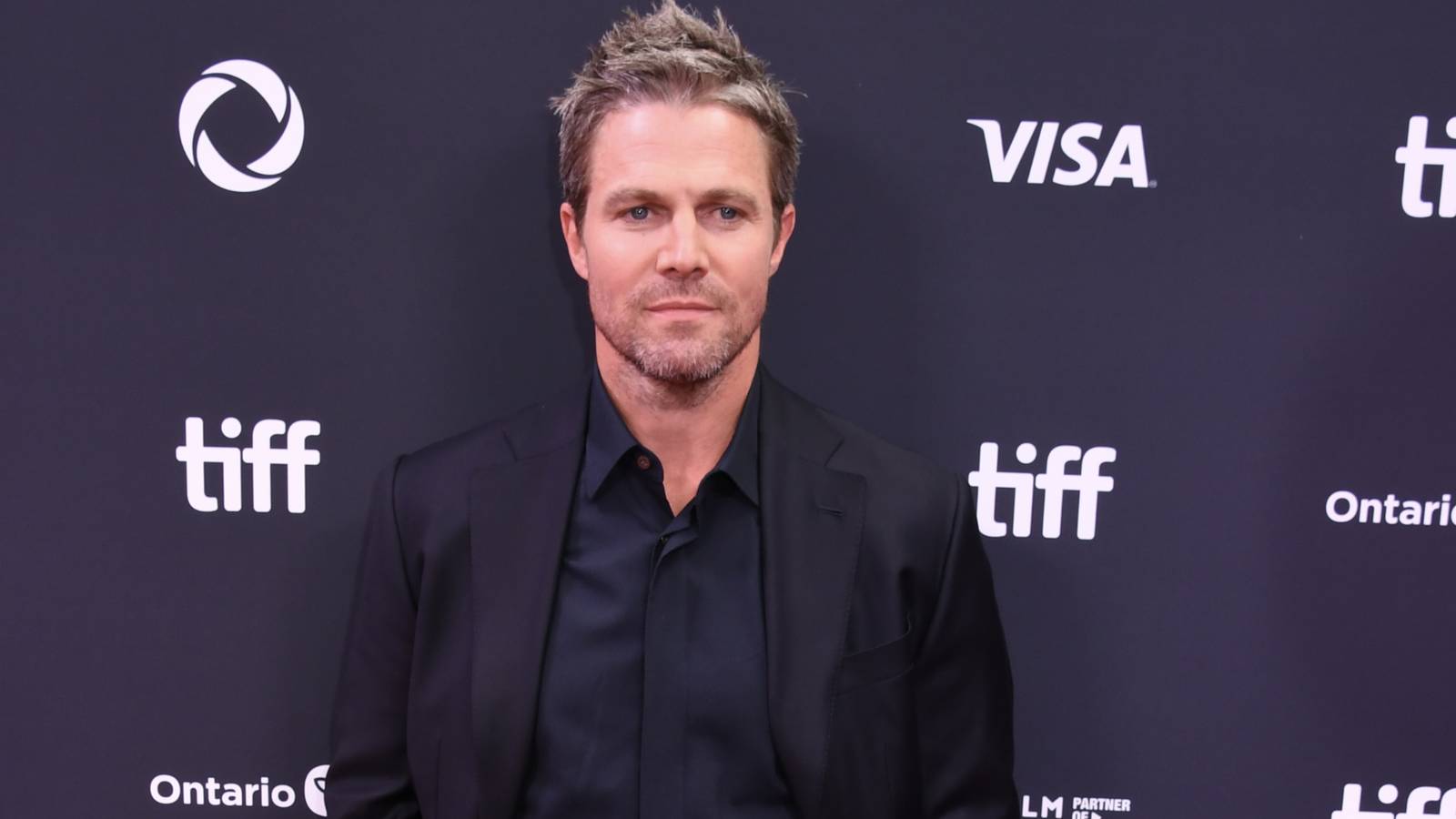 Stephen Amell posiert auf dem roten TIFF-Teppich