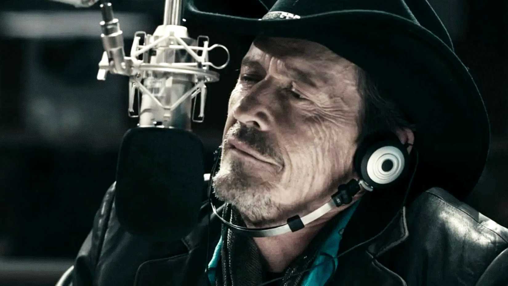 Grant Mazzy von Stephen McHattie spricht mit einem Mikrofon in Pontypool
