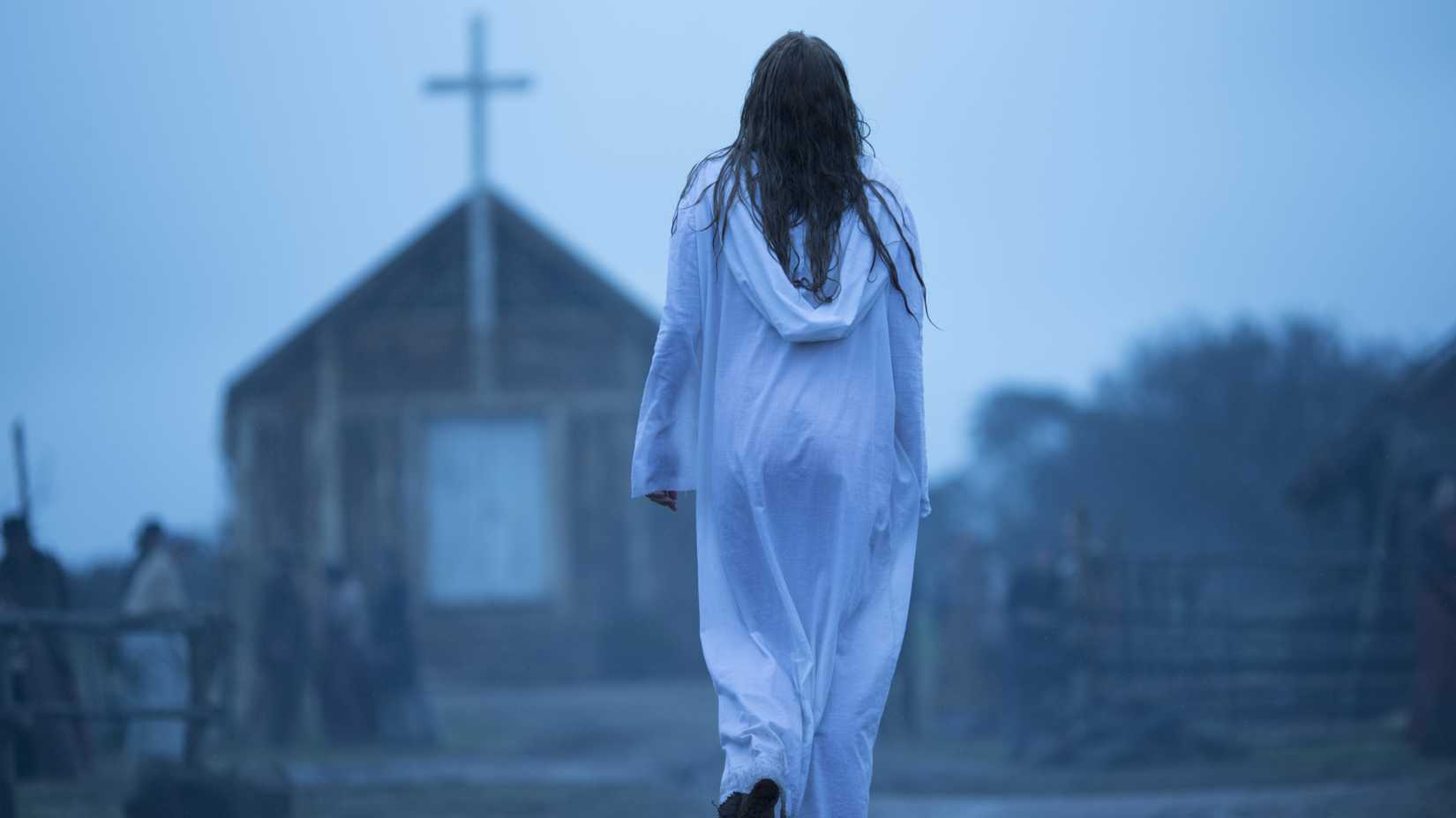 Mulher em frente a uma igreja em The Leftovers.