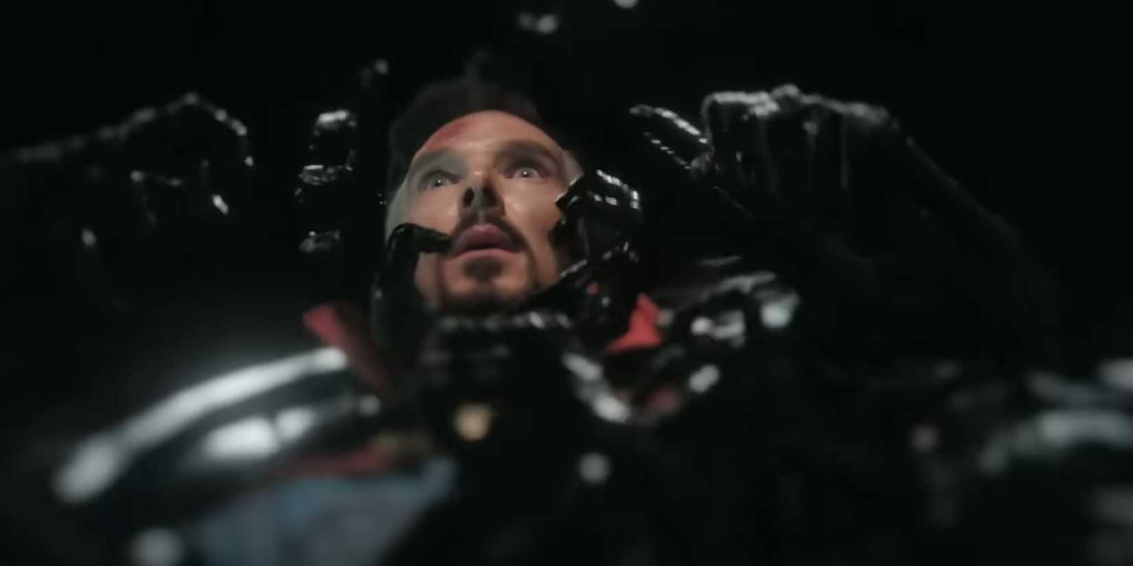 Strange é atacado pelas almas dos condenados em Doctor Strange no Multiverso da Loucura