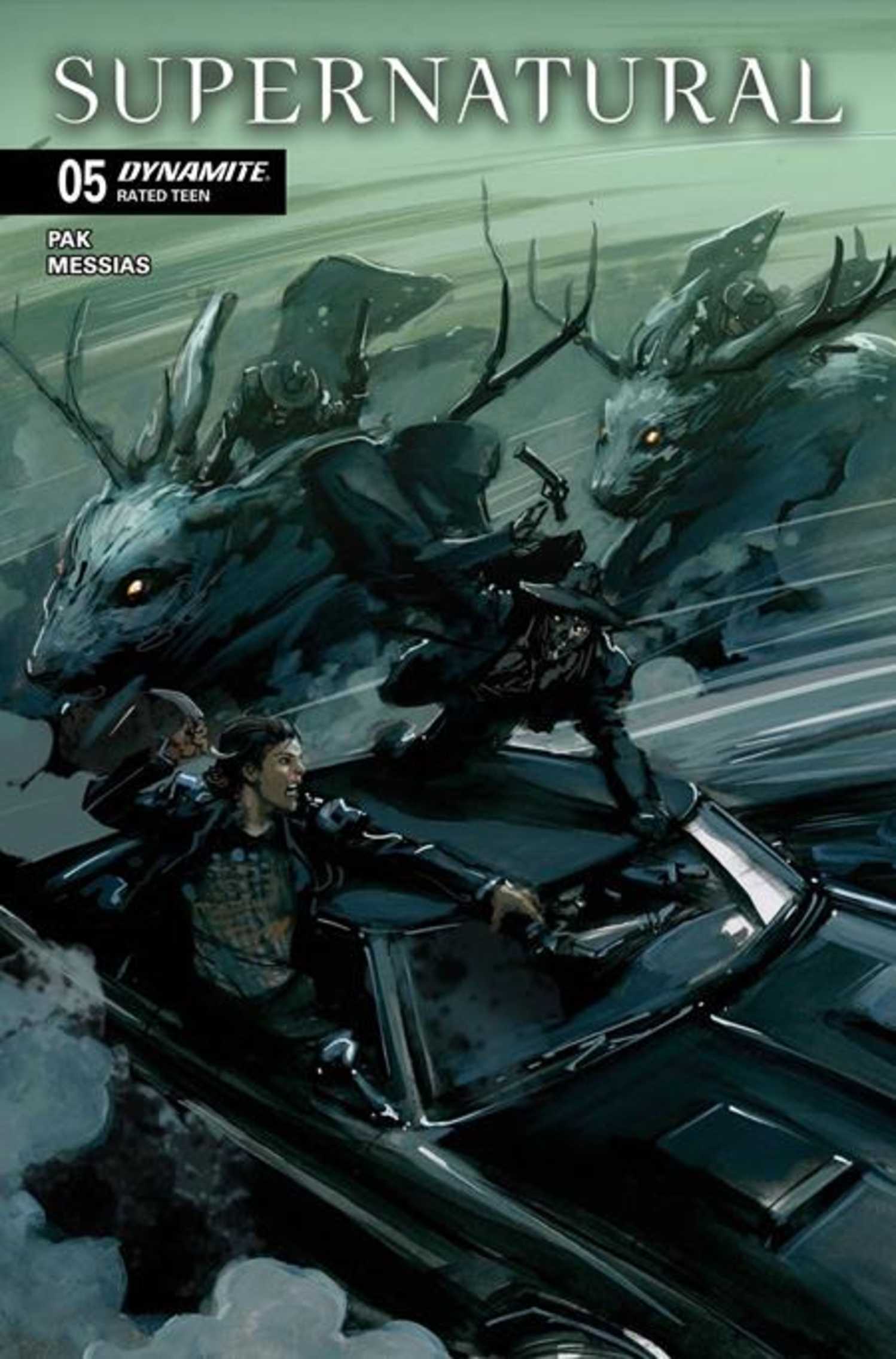 Capa de Supernatural #5 com Sam e Dean lutando contra criaturas fantasmagóricas