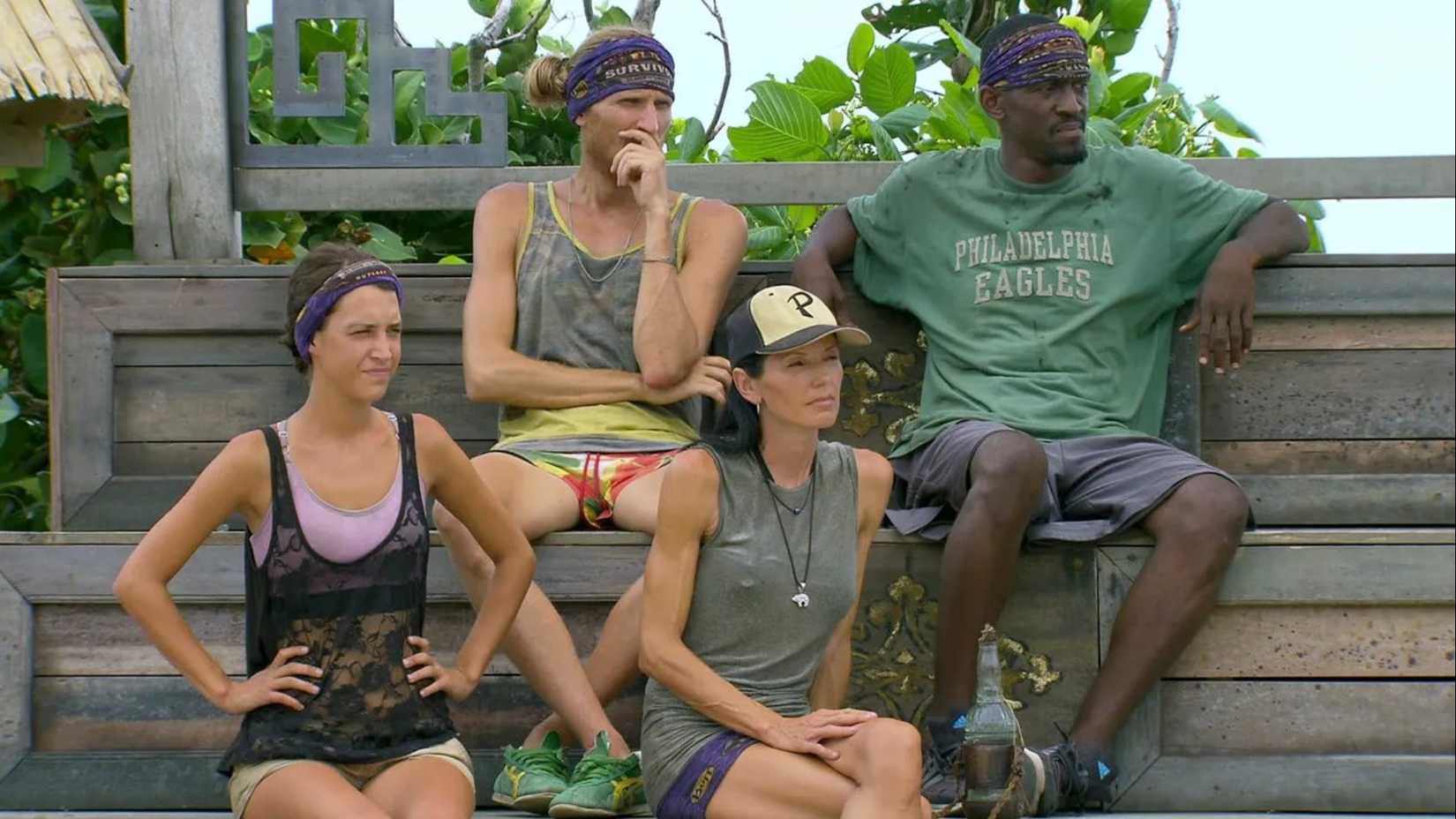 Jogadores sentados em um banco em Survivor: Blood vs Water.