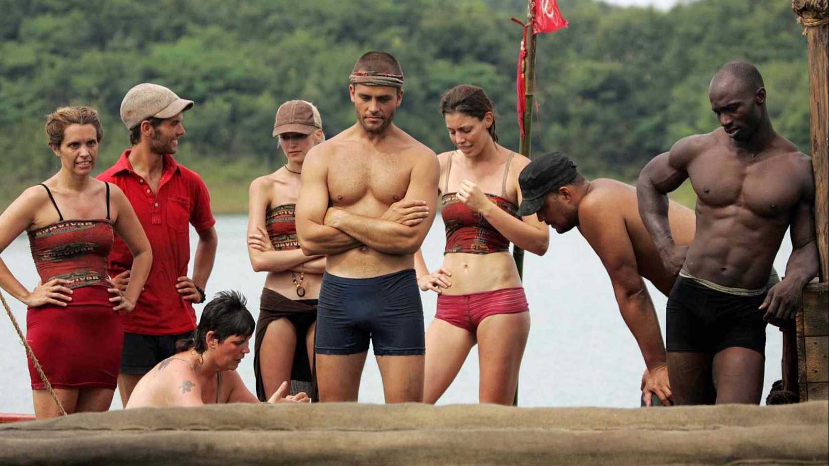 Uma tribo em Survivor: China descansando após um desafio.