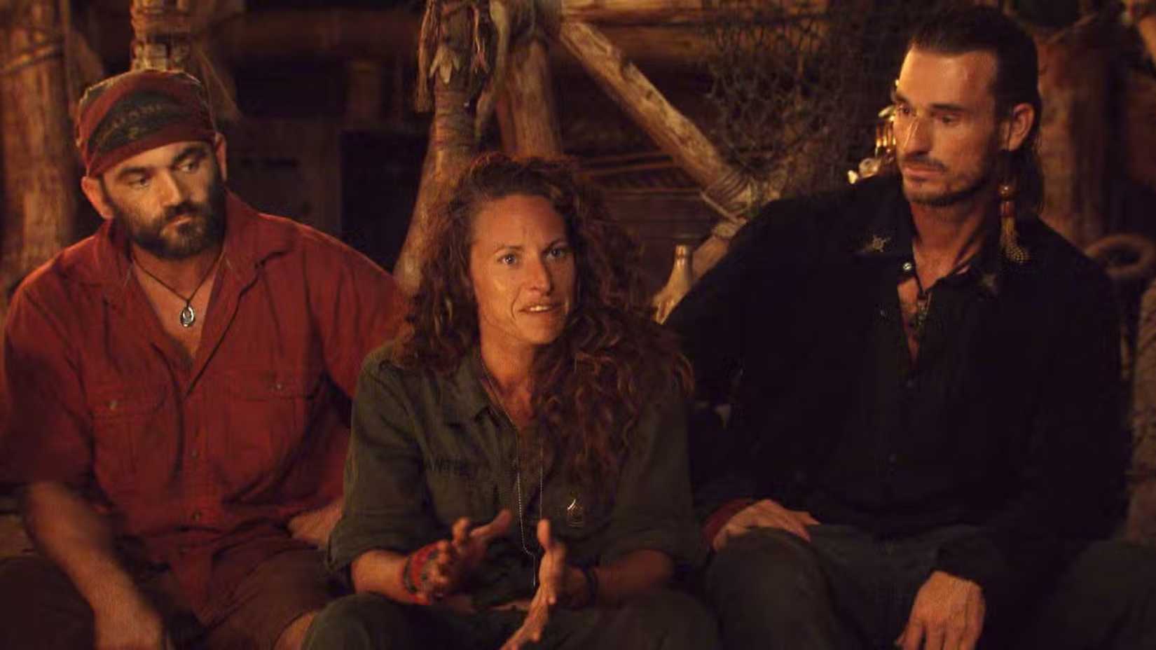 Três competidores em um conselho tribal em Survivor: Heroes vs. Villains.