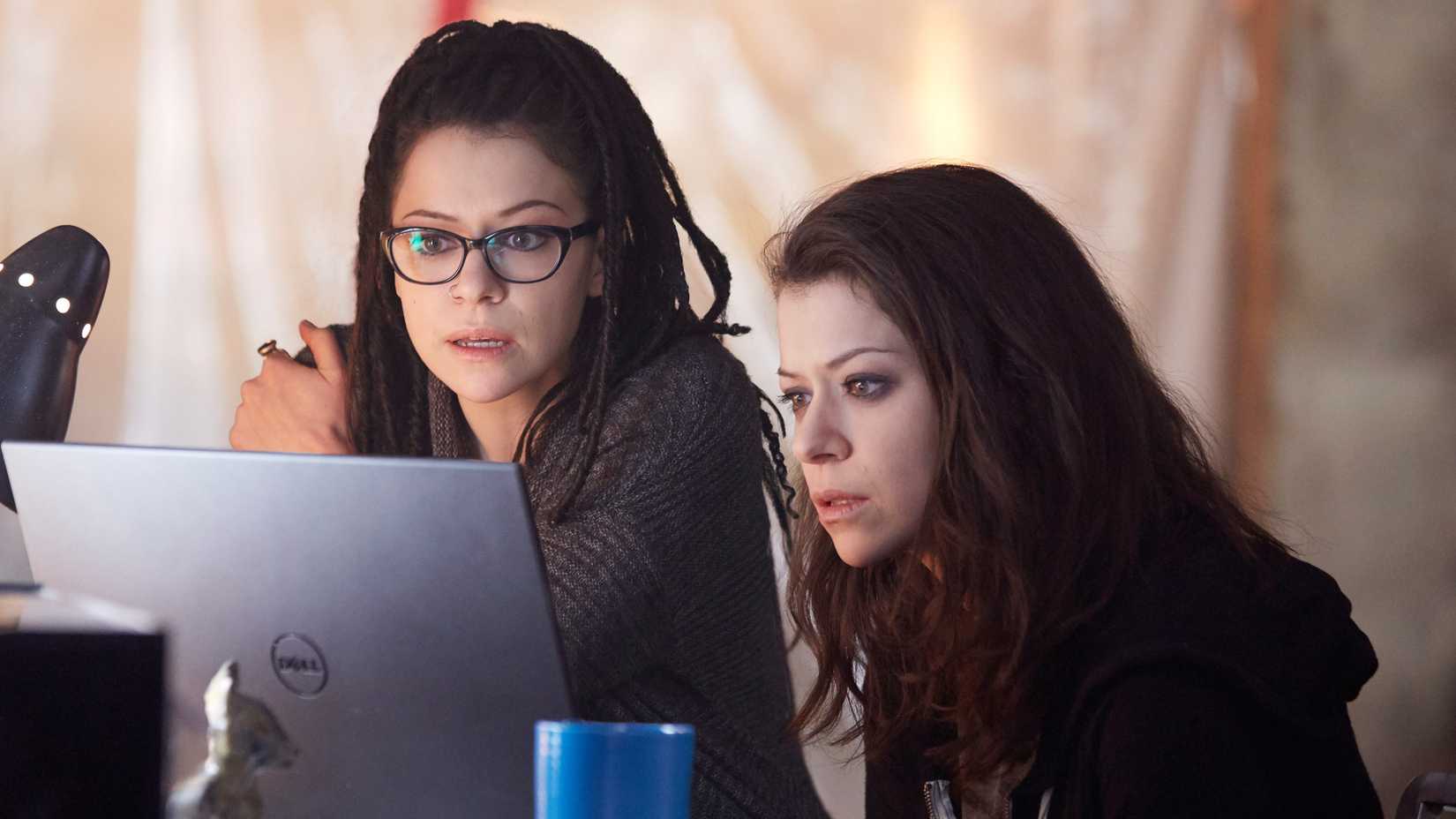 Tatiana Maslany como Sarah e Cosima em Orphan Black.