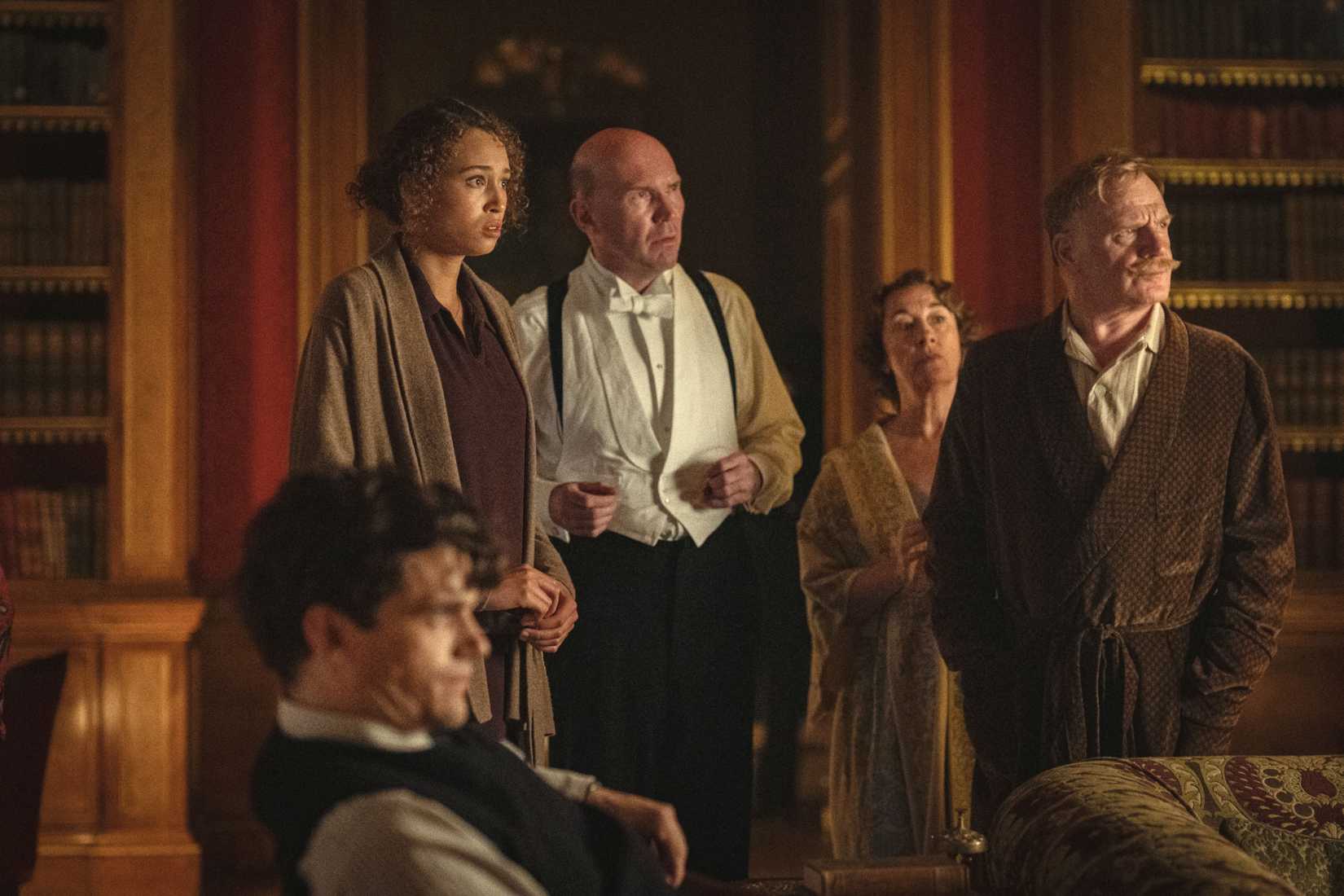 AGATHA CHRISTIE'S SEVEN DIALS, (aka SEVEN DIALS), from left: Edward Bluemel, Ella-Rae Smith, Alex Macqueen, Dorothy Atkinson, Mark Lewis Jones, 'The Finger Points', (Season 1, ep. 103, aired Jan. 15, 2026). photo: Simon Ridgway / ©Netflix