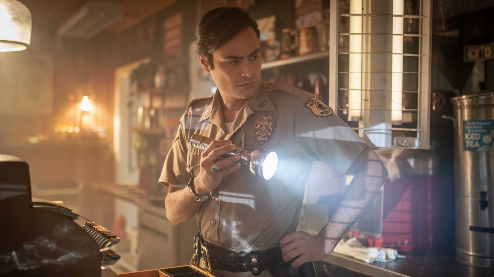 Jim Chee (Kiowa Gordon) in Dark Winds Staffel 4, Folge 2