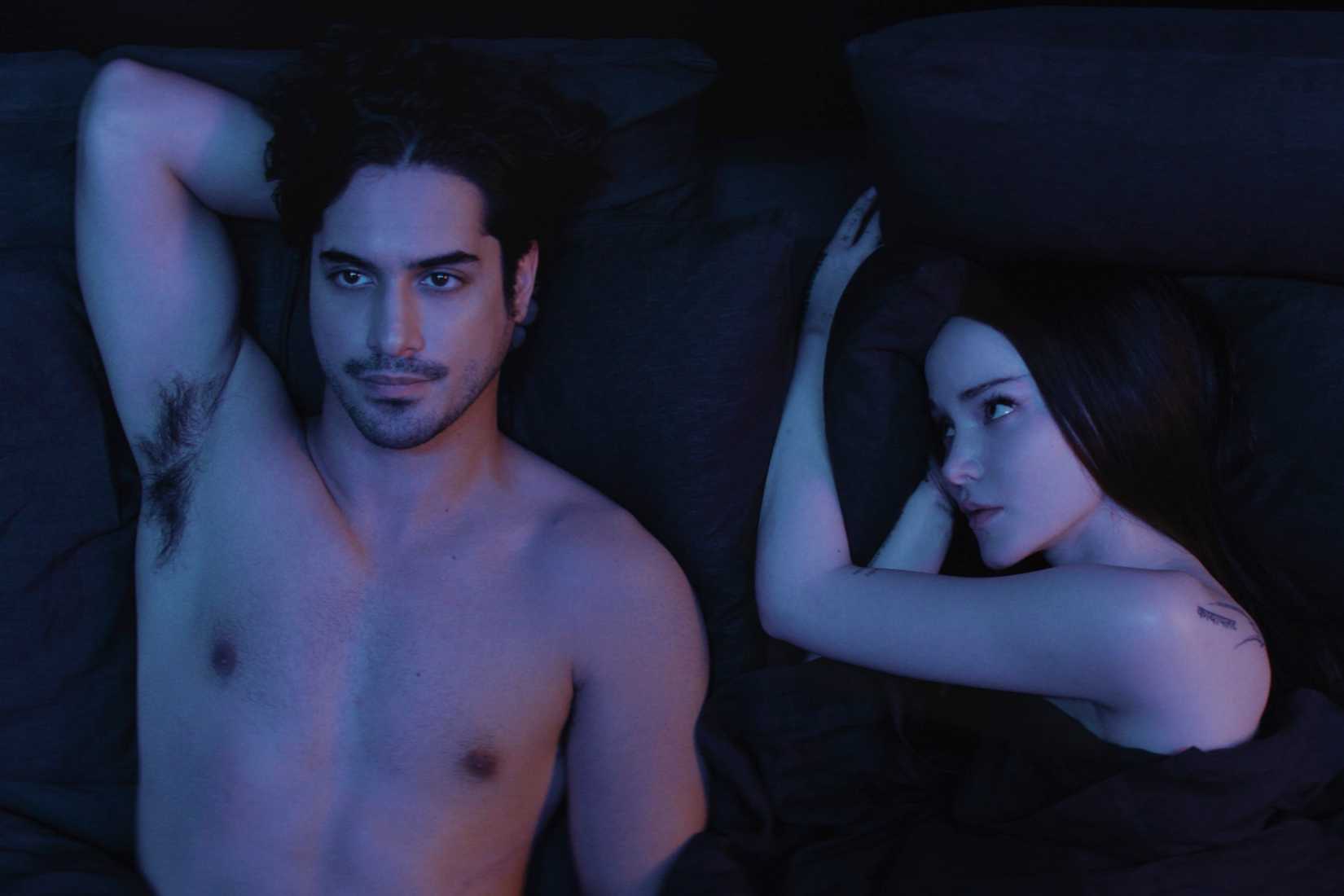 56 Dias, de esquerda para direita: Avan Jogia, Dove Cameron, (Temporada 1, estreou em 18 de fevereiro de 2026).