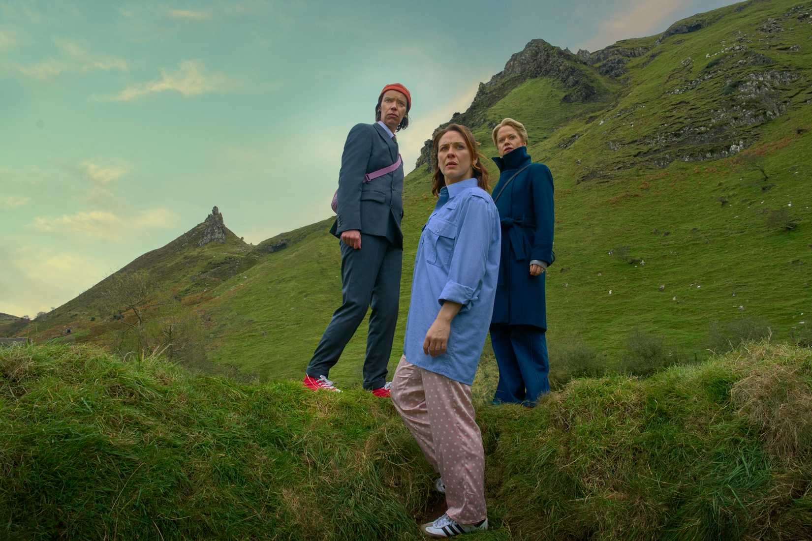 WIE MAN VON BELFAST IN DEN HIMMEL KOMMT, von links: Caoilfhionn Dunne, Roisin Gallagher, Sinead Keenan, (Staffel 1, ausgestrahlt am 12. Februar 2026). Foto: Christopher Barr / ©Netflix