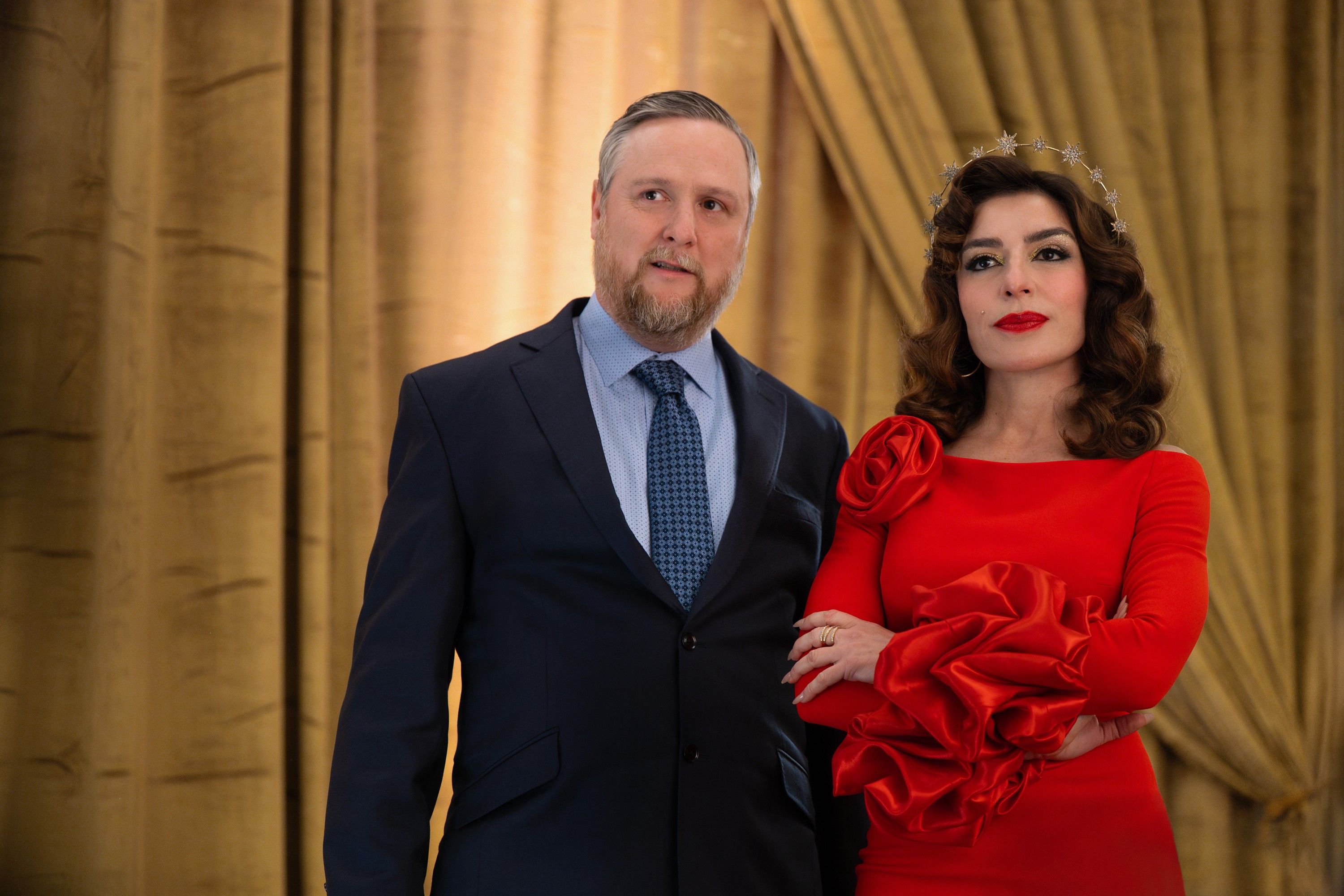 THE PAPER, from left: Tim Key, Sabrina Impacciatore, 'The Ohio Journalism Awards', (Season 1, ep. 110, aired Sept. 4, 2025). photo: John P. Fleenor / ©Peacock