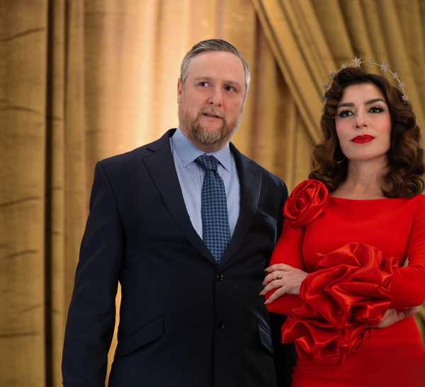 THE PAPER, from left: Tim Key, Sabrina Impacciatore, 'The Ohio Journalism Awards', (Season 1, ep. 110, aired Sept. 4, 2025). photo: John P. Fleenor / ©Peacock