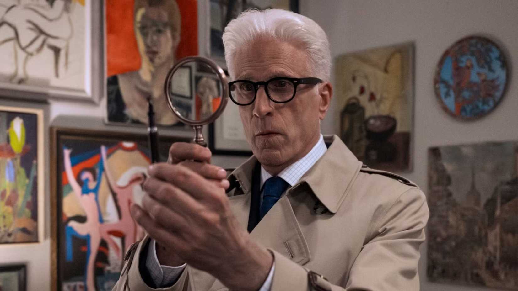Ted Danson mit Lupe in A Man on the Inside Staffel 2