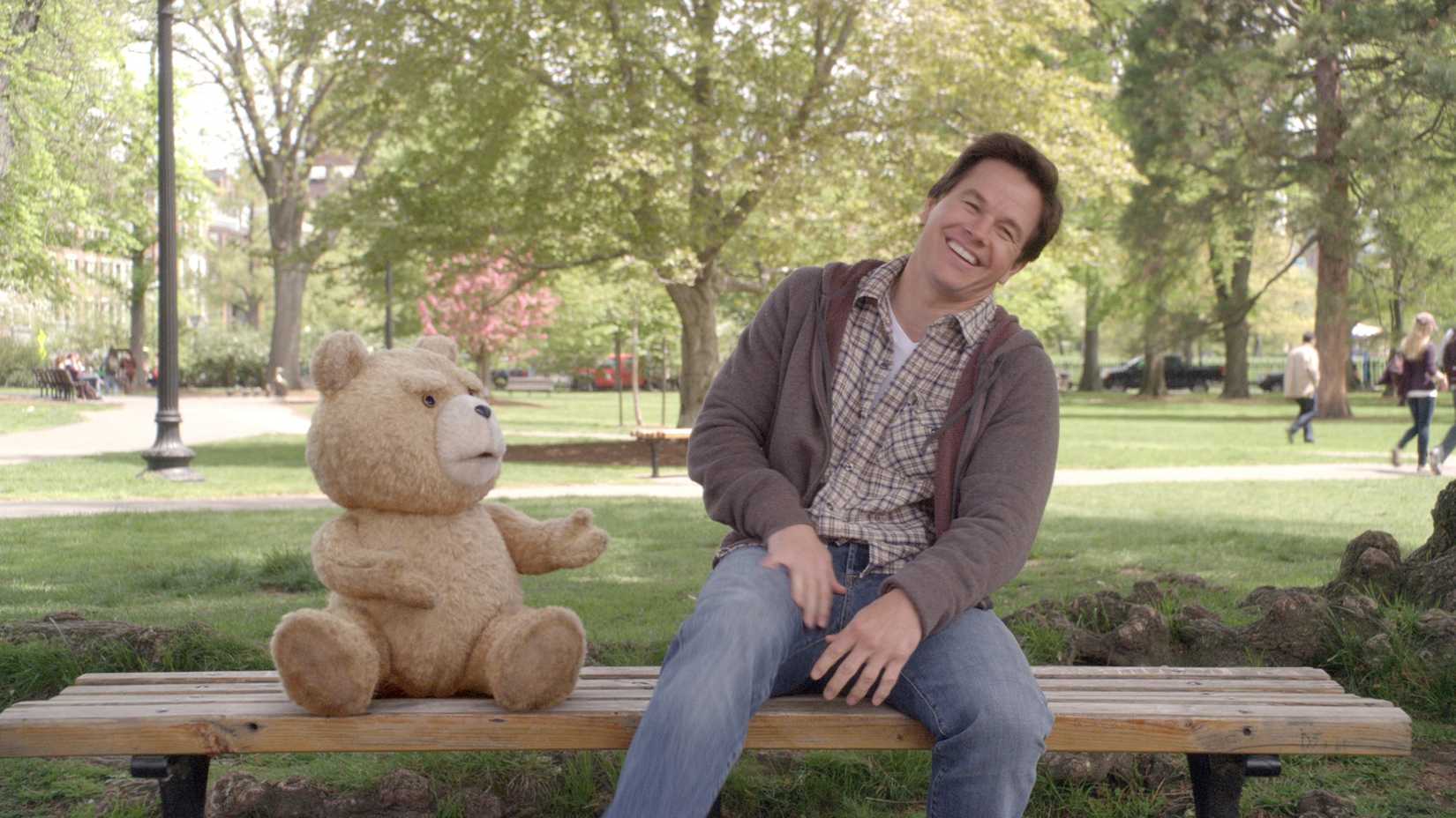 Ted und John unterhalten sich auf einer Parkbank in Ted