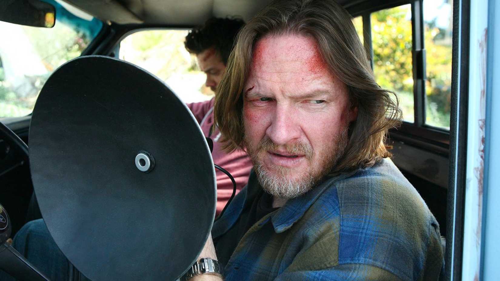 Um homem segurando um satélite em Terriers.