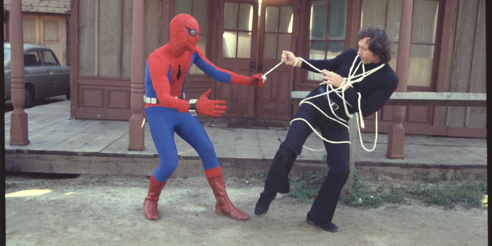 Nicholas Hammond como Peter Parker na série The Amazing Spider-Man de 1977.