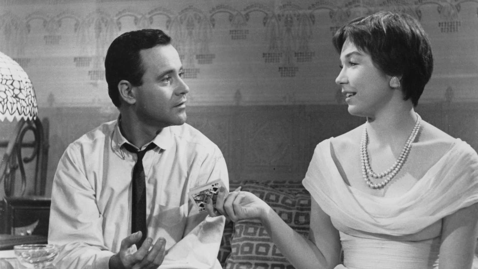 Shirley MacLaine entrega cartas para Jack Lemmon em O Apartamento