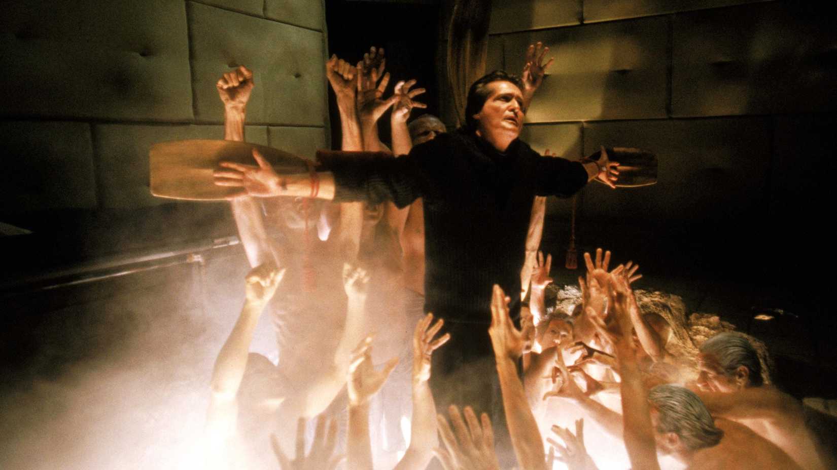 Pater Karas wird in „Der Exorzist III“ am Kreuz in die Hölle hinabgezogen