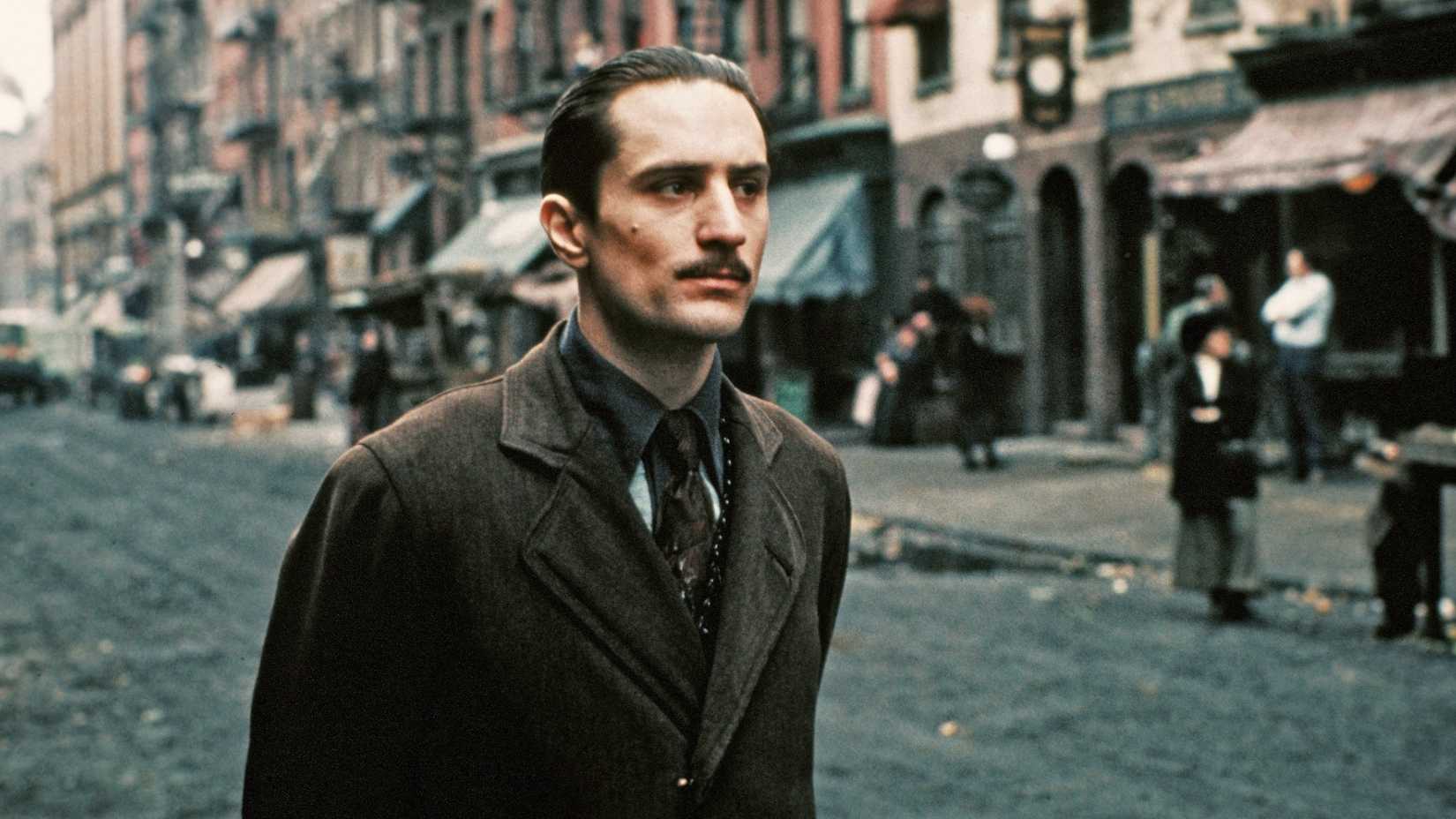 Robert De Niro como jovem Vito Corleone em O Poderoso Chefão: Parte II