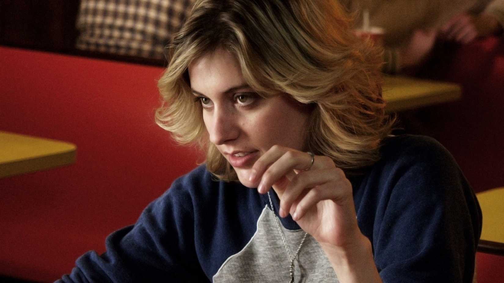 Greta Gerwig habla en un restaurante de pizza en The House of the Devil