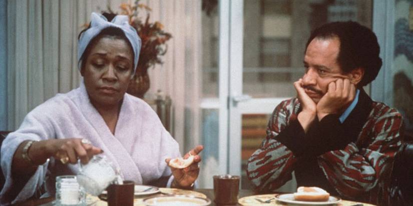 Louise (Isabel Sanford) e George (Sherman Hemsley) tomando café da manhã em The Jeffersons.