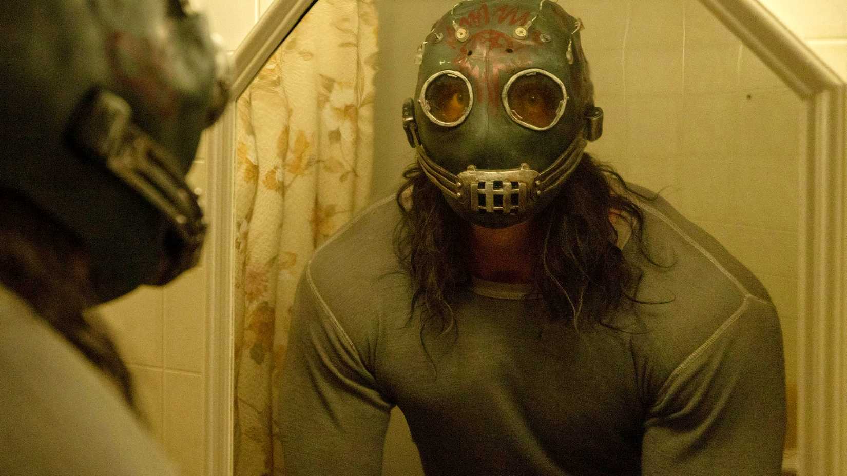 O assassino de Psycho Killer se olhando no espelho