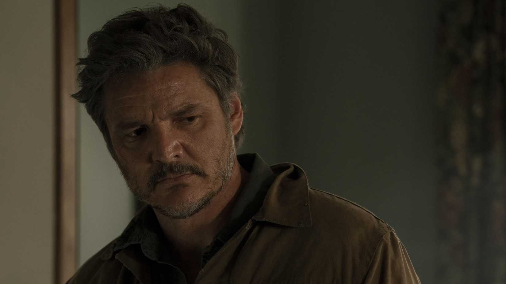 Joel (Pedro Pascal) com expressão de raiva em The Last of Us.