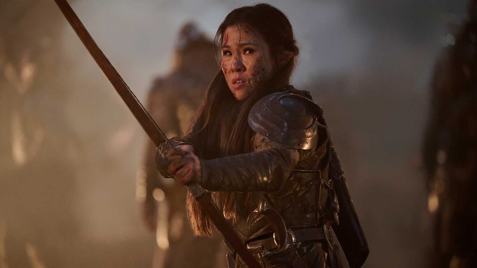 Um elfo segurando um arco e flecha em Os Anéis de Poder