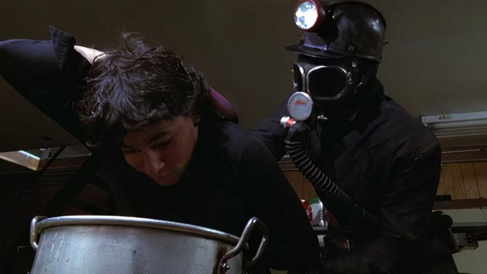 O Minerador afogando Dave em água de cachorro-quente em My Bloody Valentine (1981)